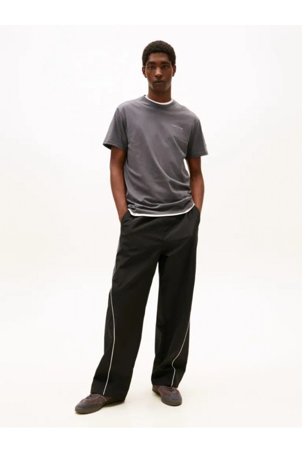 TOMMY JEANS TJM SLIM LINEAR CHEST TEE BLACK WALNUT DM0DM21780-GW1
