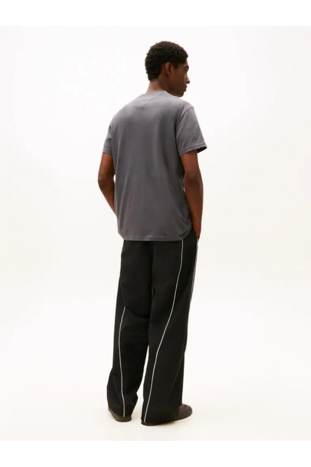 TOMMY JEANS TJM SLIM LINEAR CHEST TEE BLACK WALNUT DM0DM21780-GW1