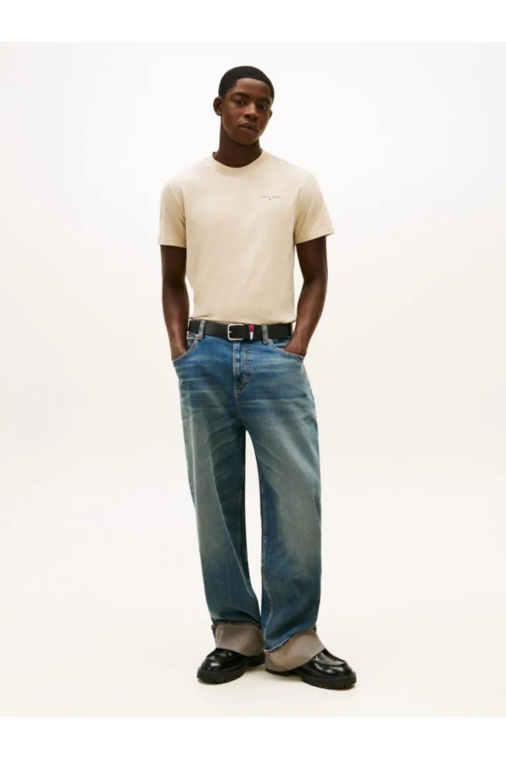 TOMMY JEANS TJM SLIM LINEAR CHEST TEE GULF SAND DM0DM21780-ABY