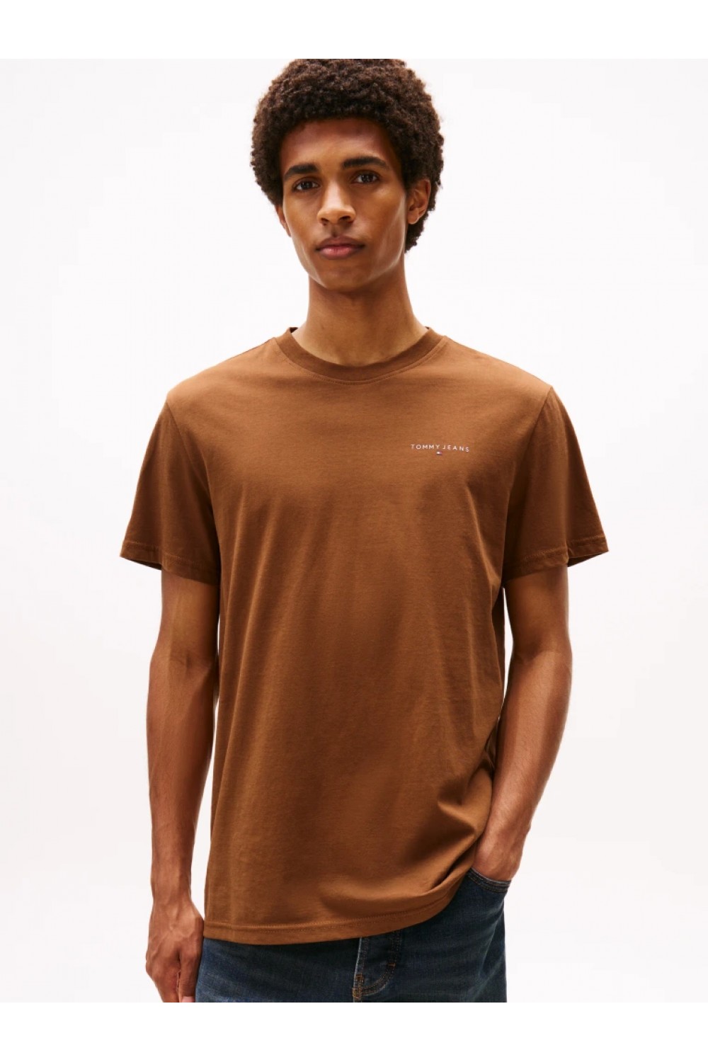 TOMMY JEANS TJM SLIM LINEAR CHEST TEE DARK DUNE DM0DM21780-AEN
